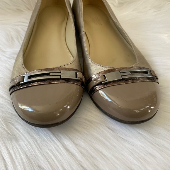 Naturalizer Size 8 Helina Flats Gold Taupe Nude Patent Toe Flexible N5 Comfort - Picture 2 of 10